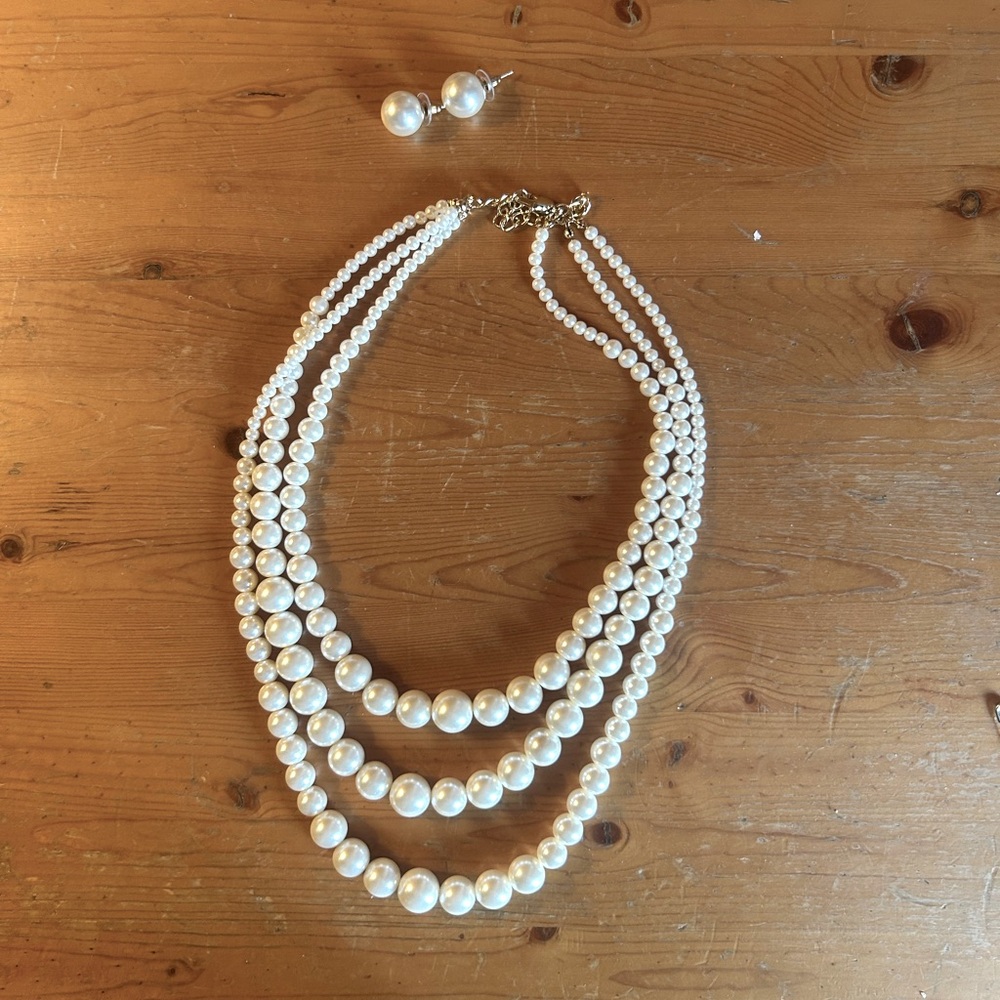 Tiered pearl necklace and matching earrings